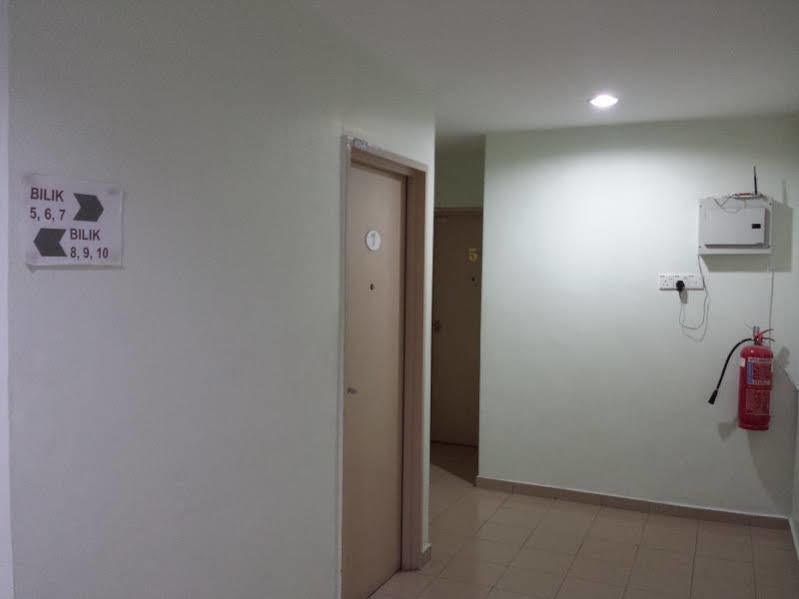 Batu Berendam Inn Kampong Sungai Putat エクステリア 写真